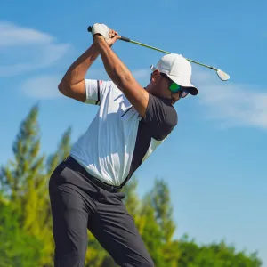Golfer about tom swing his club