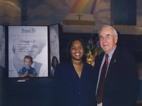 In 2000, Dr. Robert Metzger supports kidney transplant recipient Charlyce Simmons before she met Michelle Peele, the mother of her kidney donor, at her church in Orlando, Florida.
