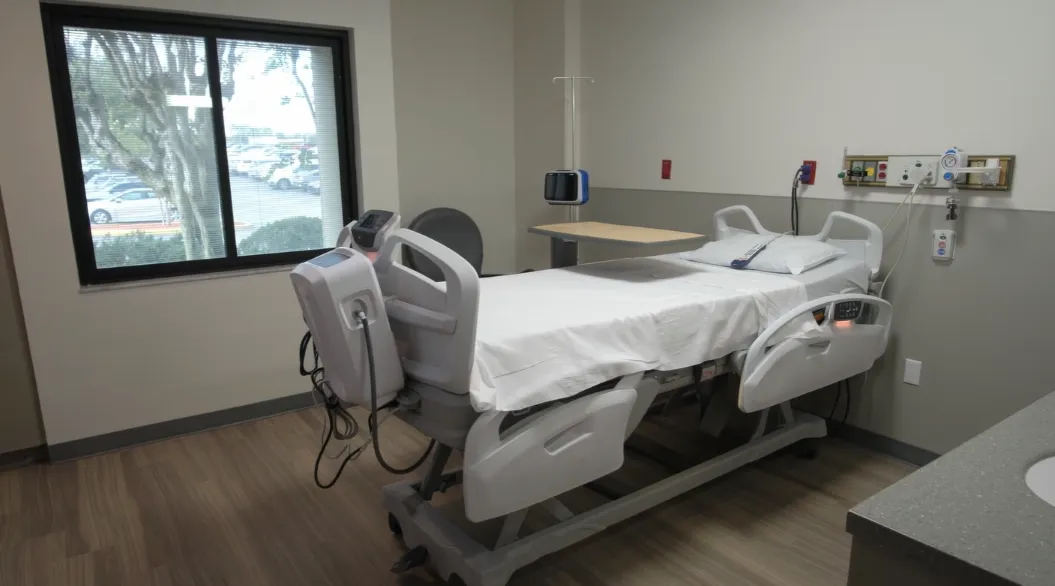 The new unit features 25 private rooms, located just steps away from the operating rooms, to streamline surgical operations and provide a dedicated, comfortable space for patients recovering post-surgery.